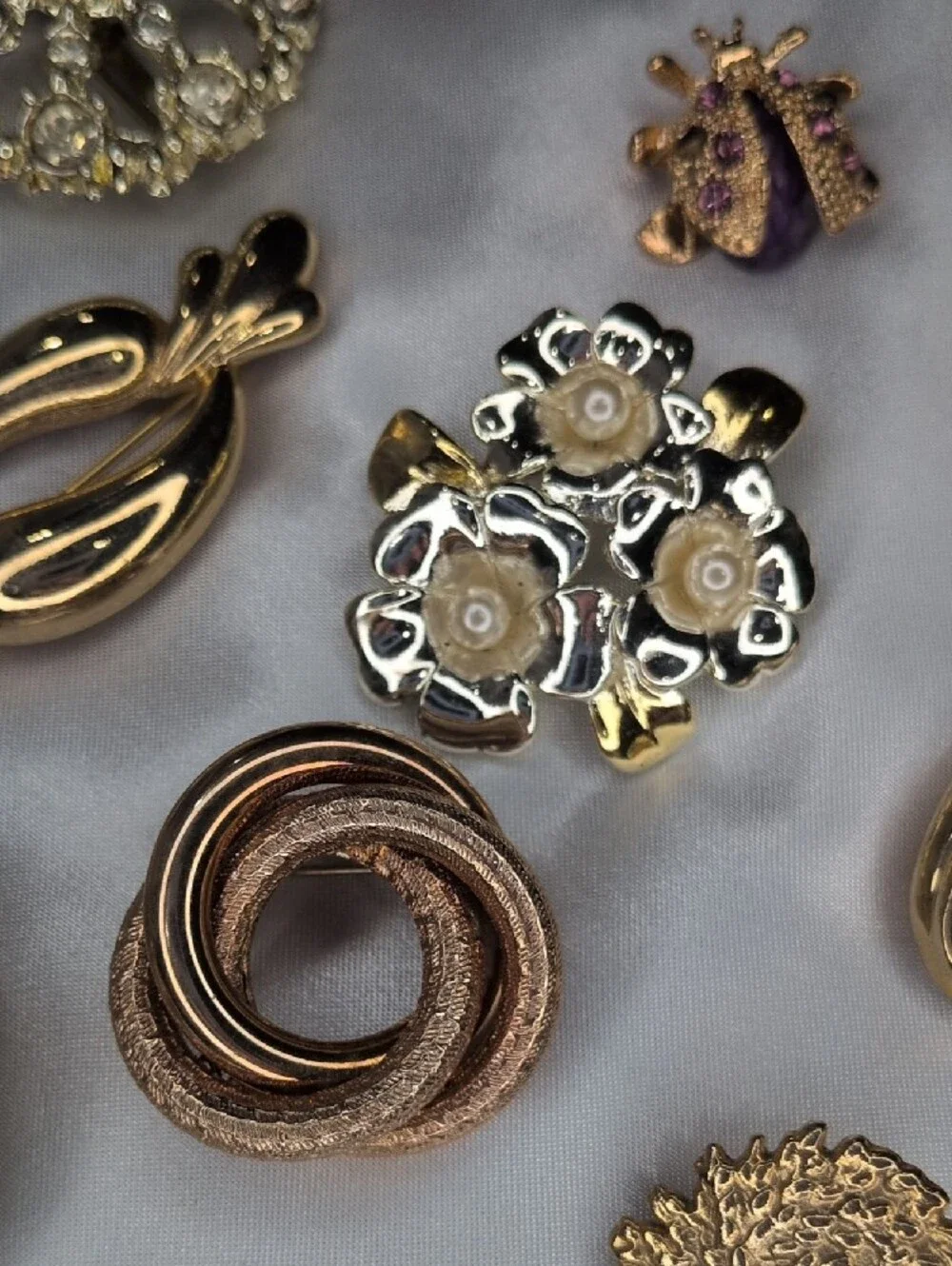 Huge Lot of 14 Vintage & Contemporary Brooches Signed Gerrys Bee Zebra Floral